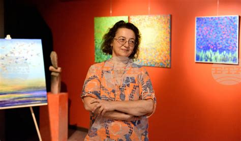 Художничката Мариана Маринова разказва за пътешествията си в изложбата ...