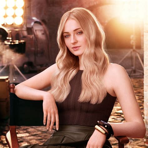 Sophie Turner’s Soft Blonde Waves - Behindthechair.com