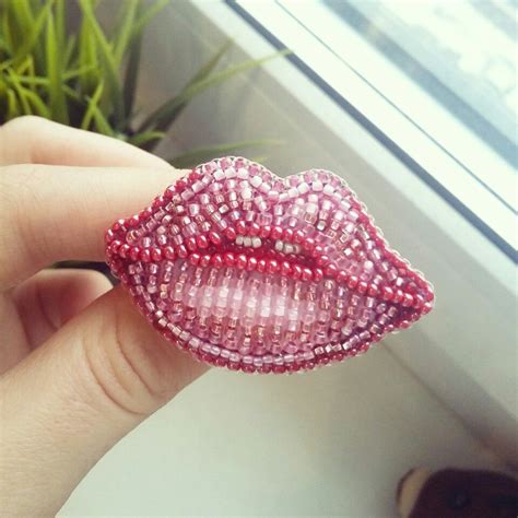 Брошь "Розовые губы" | Bead embroidery jewelry, Beaded jewelry designs ...