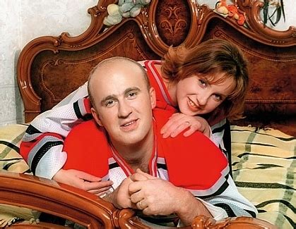 Ирина Слуцкая и ее дети прощаются со школой