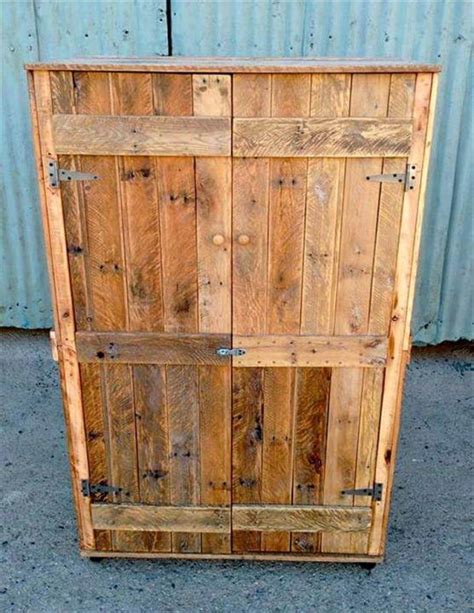 Pallet Wardrobe - Closet made from Pallets