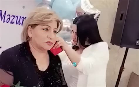 Qizil hediyye olunan muellim bu meshurun anasi imis - FOTO