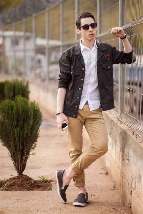 wear black shoes  khaki pants  men muzskoi nariad xaki