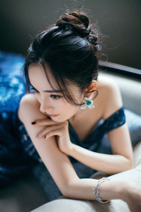 China Entertainment News: Yang Mi poses for photo shoot