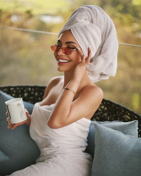 Jeni De La Vega | Buenos días. Un café ☕️? 🖤 | Instagram