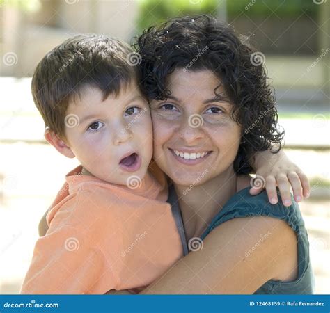 Mama e hijo imagen de archivo. Imagen de amoroso, padre - 12468159