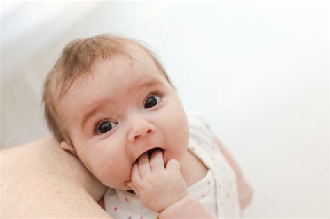 Bebe Chupando A Mao - Adorable bebé chupando la mano | Foto Premium