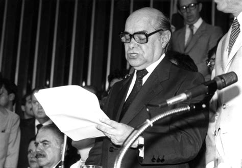 Quem Assumiu A Presidência No Lugar De Tancredo Neves