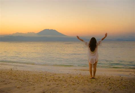 Visitbali - Capturing The Moment Of Sunrise At Saba Beach