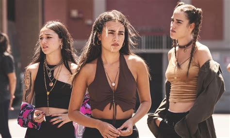 Tutti pazzi per “Mare fuori”: crop top e vita bassa, lo streetwear