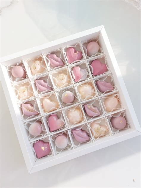 Коробочка на 25 конфет в розовых оттенках 💞 | Handmade chocolates ...