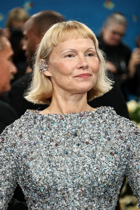 Pamela Anderson al Met Gala 2025 sorprende tutti con un nuovo caschetto