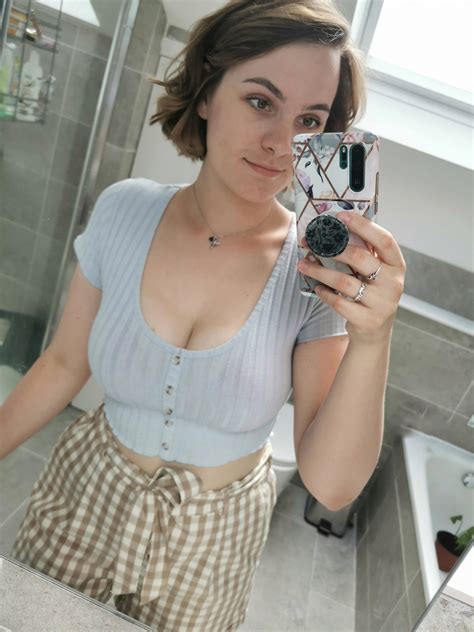 Bathroom selfie 😀 [25] : r/selfie