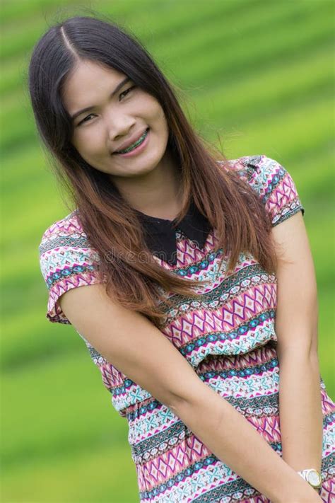 Тайская женщина наслаждается в Inthanon Doi поля, Maeglangluang Карене ...