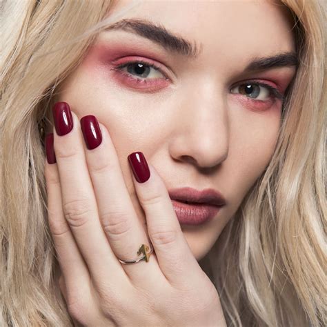 Unghie inverno 2023: smalto rubino, smeraldo e zaffiro Foto 8 | Amica