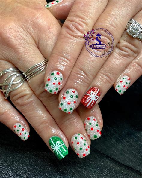 21 Simple Red and Green Christmas Nails - Sparkling Boy Ideas