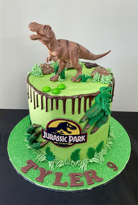Tyler is a Jurassic Park fan and... - Bakes Cakes & Decorates