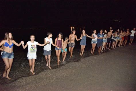 beach party sthn paralia karaownas apo thn ellhnikh paradosh argoys