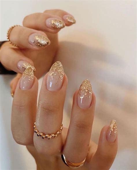 unas acrilicas doradas  disenos elegantes  esmaltes metalicos
