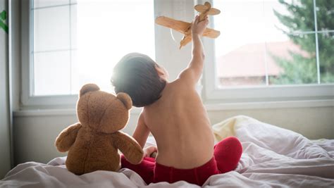 10 Tips For Surviving Jet Lag When Traveling With Kids - 7Wayfinders