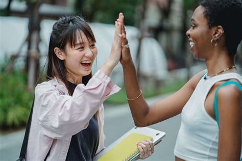 How to Say Hi in English in 107 Interesting Ways (2022)
