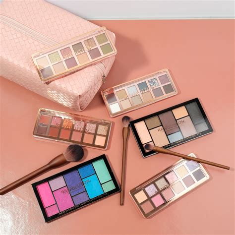 Палетка теней для век `REVOLUTION` ICON PALETTE тон The Eternal Green ...
