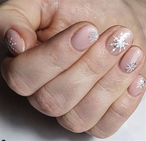 45+ Subtle Christmas Nails Design Ideas