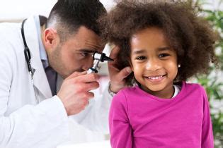 Bebe Com Dor De Ouvido - Dor de ouvido em bebê: sintomas e remédios - Tua Saúde