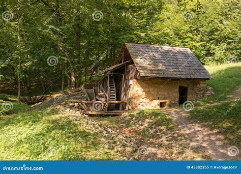 Old Cabin In The Woods Stock Photo - Image: 43882355