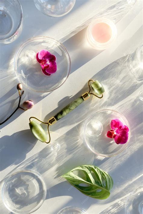 Rolo de rosto de pedra de jade com flores de orquídea de folha monstera