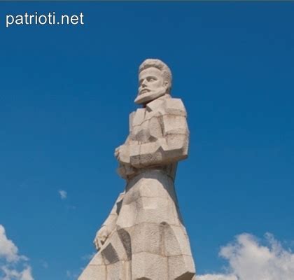 Паметникът на Христо Ботев в Калофер - вечната връзка между Балкана и ...