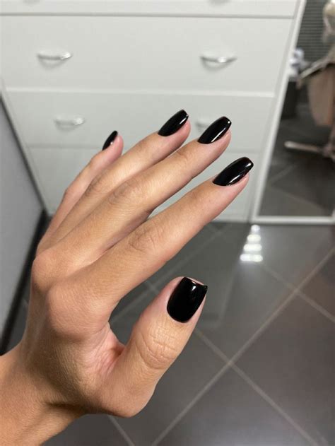 Чёрные короткие ногти | Thanksgiving nails, Pretty nails, Stylish nails
