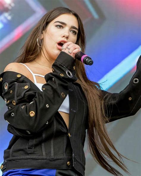 ً on Twitter: "dua lipa on stage; a thread that nobody asked for but ...