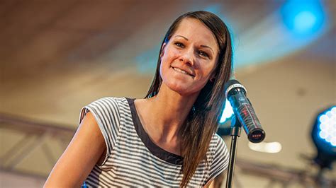 Ö3-Premiere: Christina Stürmer covert "Griechischer Wein" - oe3.ORF.at
