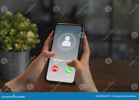 Смартфон холдинга руки женщины и показать входящий звонок экрана ...