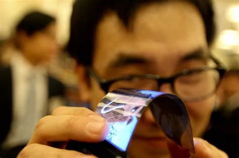 Телефоны Samsung с гибким экраном выйдут в начале 2018 года