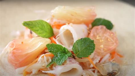 2 cách làm gỏi bưởi hải sản và cá hồi đơn giản, ngon khó cưỡng