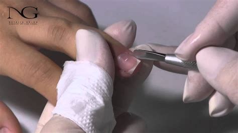Как обрезать кутикулу накожницами/How to cut the cuticle - YouTube