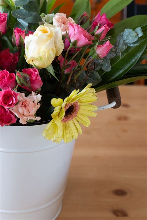 The Super Easy Way to Arrange Flowers - The How-To Home