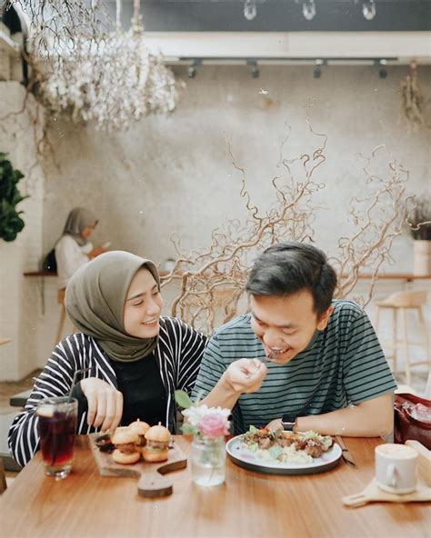 gambar mungkin berisi   duduk makan tabel  makanan