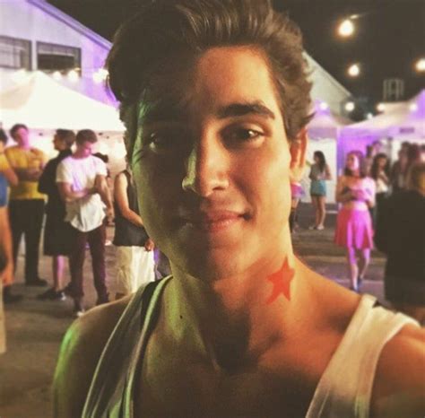 Pictures of Henry Zaga
