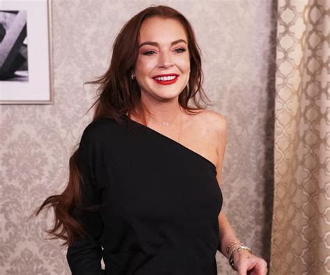 lindsay lohan channels   annie  recreating  iconic