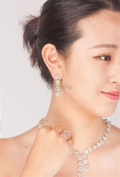 wear  necklace picture  hd     lovepik