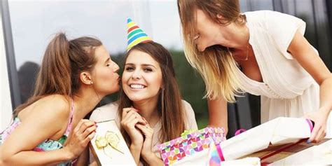 Что подарить подруге на 19 лет на день рождения оригинальное