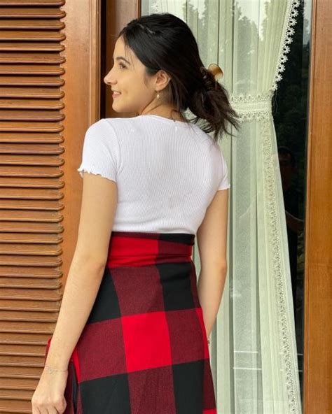 5 Potret Bulan Sutena Pamer Body Goals Pakai Baju Ketat, Netizen: Gak ...