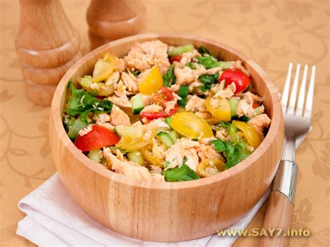 Салат с запеченной семгой и овощами