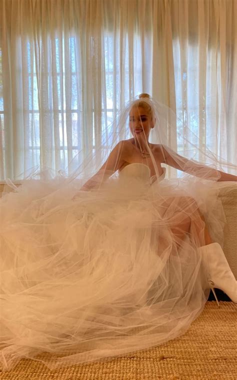 Gwen Stefani shares pics from wedding dress fitting before marrying ...