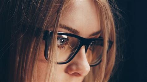 Умни очила ни отучават от безцелно висене в смартфона | TechNews.bg
