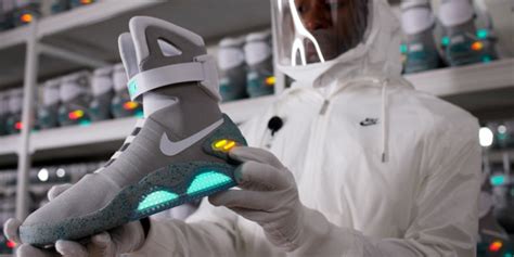 Nike выпустила самошнурующиеся кроссовки Nike Air MAG. Как у Макфлая