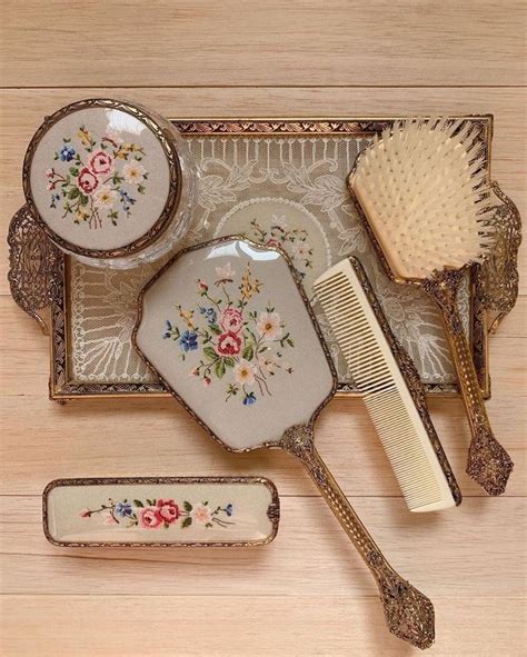 Эстетика | Antique vanity, Antique vanity set, Vintage vanity